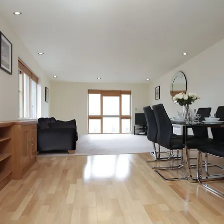 Apartment Grand Canal Quay Sleeps 8 *